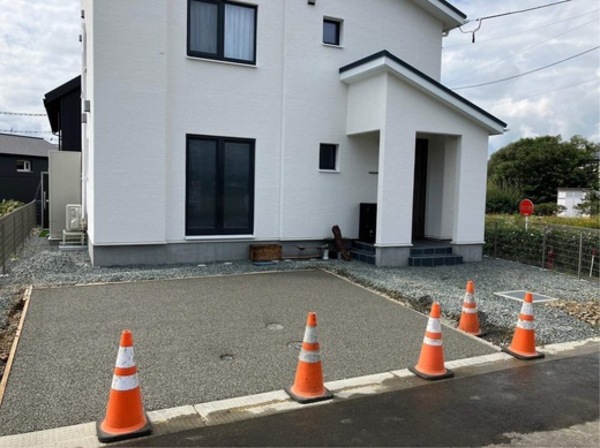 【岩手】「砂利敷きの駐車場だと散らかるし凹むし埋まるし雨の日不快だから」杜陵工業