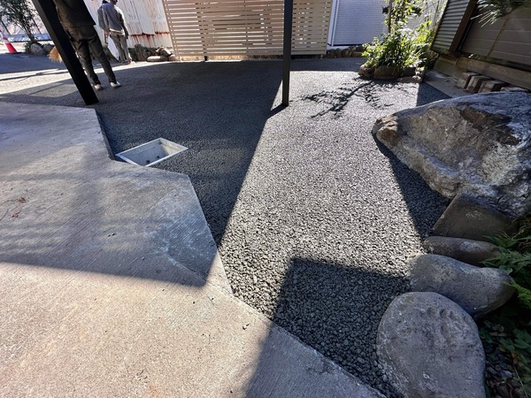 【静岡】「逆勾配の敷地でオコシコンの舗装の下に暗渠排水設置で水はけ万全」古見建設