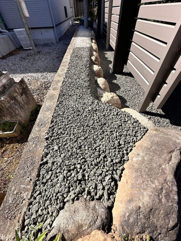 【静岡】「余ったオコシコンで使っていない花壇の雑草や砂利敷きの玄関前の水はけを解消」古見建設