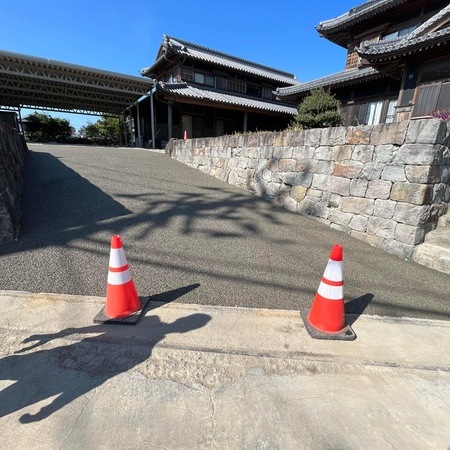 【徳島】「もともと坂道は砂利だったので雨のたびに泥水が流出するなど砂利の補充にウンザリしていた」松尾建材・稲垣建設