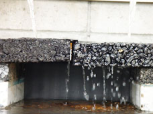 「アスファルトにも浸透性（排水性）あるけど何が違うの？」透水性コンクリートの特徴