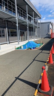 【静岡】「設計より透水性コンクリートの指定」「平らにしたいのと出入り口は段差をつけたくない」「滑りにくく珍しい見た目」ICC・古見建設