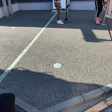 【大阪】「角地の駐車場で排水勾配・設備の確保が難しいことなどから採用」寝屋川コンクリート・デザインワークス