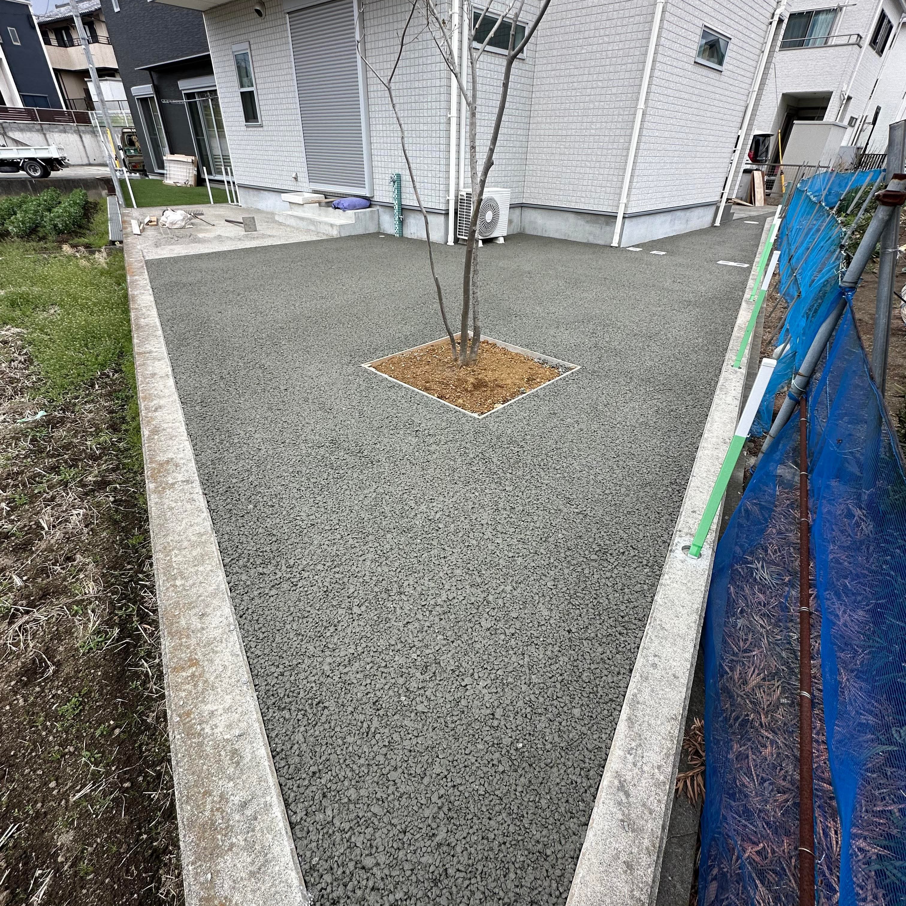 お庭にドッグランをリクエストされた。はじめ人工芝と思ったが真夏だととても熱くなる