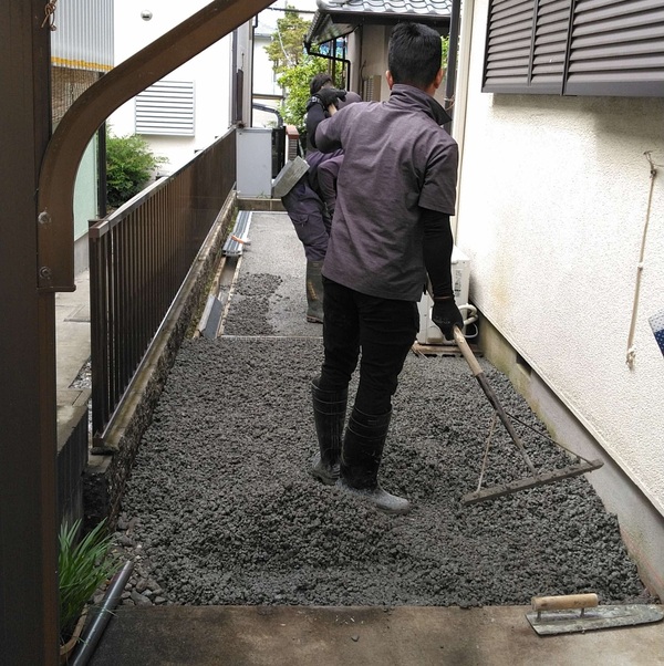 土砂降りの日にも快適な足元を約束するコンクリート舗装があります