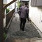 土砂降りの日にも快適な足元を約束するコンクリート舗装があります