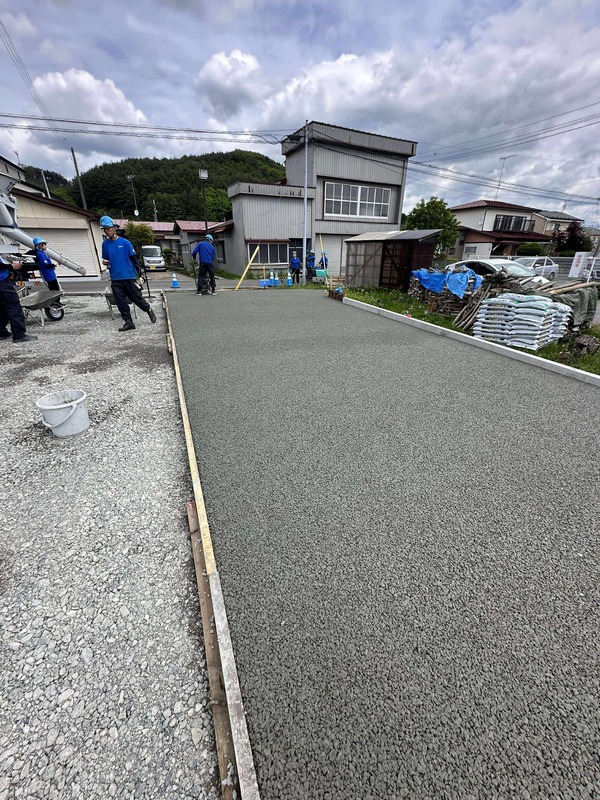 アスファルトが好きではないお施主様。水たまりができない、真夏でも温度が低いオコシコンをHPで知る