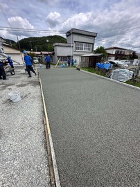 アスファルトが好きではないお施主様。水たまりができない、真夏でも温度が低いオコシコンをHPで知る