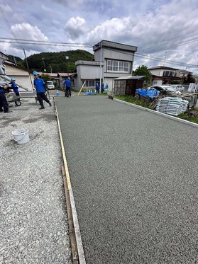 アスファルトが好きではないお施主様。水たまりができない、真夏でも温度が低いオコシコンをHPで知る