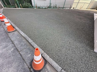 たかが透水性コンクリートの施工なれど 【アプローチ】 のそれは一味違います