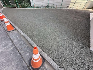 たかが透水性コンクリートの施工なれど 【アプローチ】 のそれは一味違います