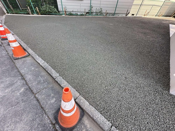 たかが透水性コンクリートの施工なれど 【アプローチ】 のそれは一味違います