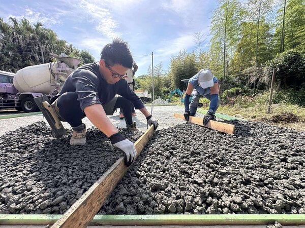 防草シートを突き破る雑草で荒れ果てたお庭がバスケットコートとして蘇るまで(前編)
