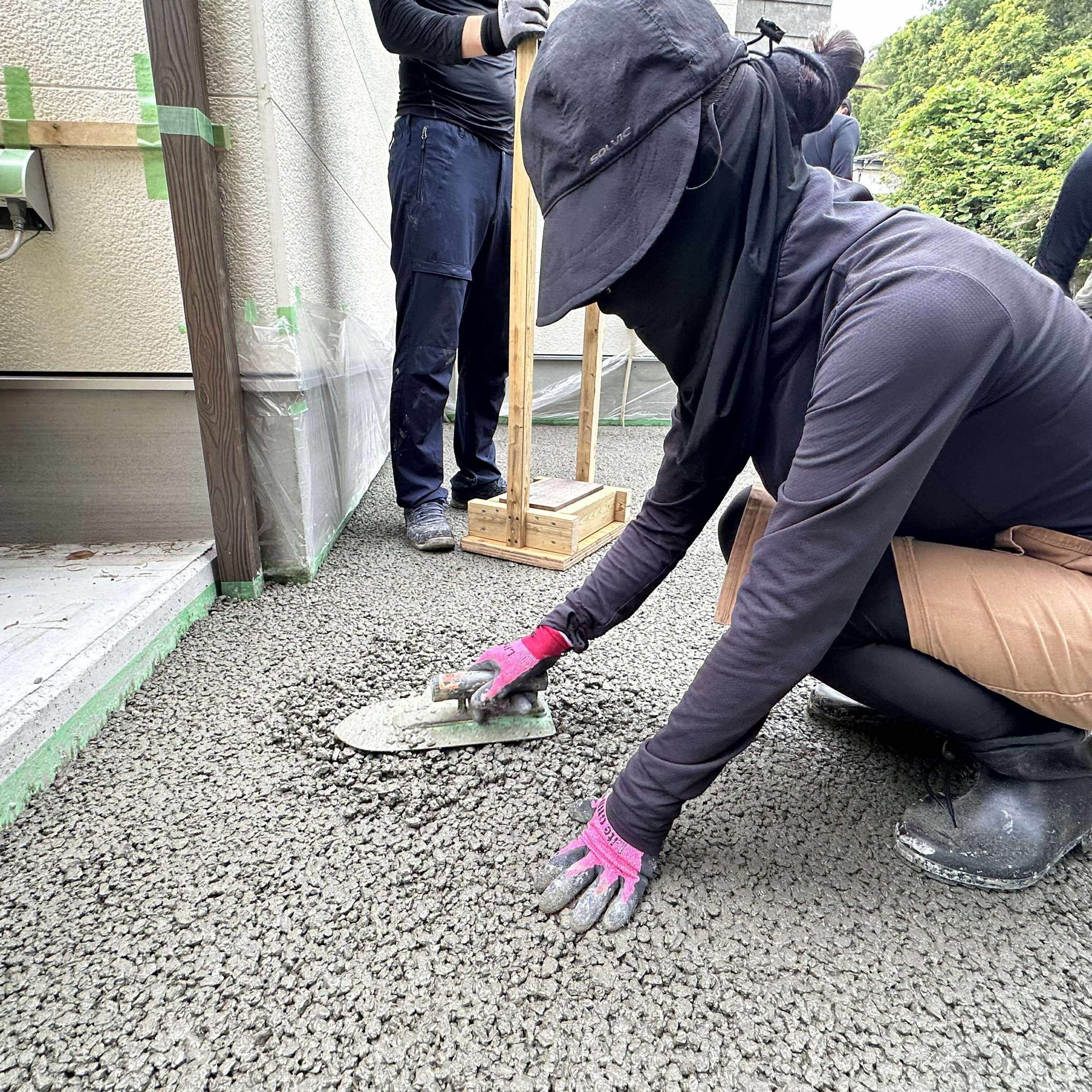 玄関前には通常水はけのためのスロープ（傾斜）がつけられるものですがオコシコンなら必要ありません
