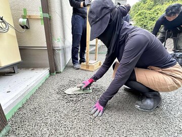 玄関前には通常水はけのためのスロープ（傾斜）がつけられるものですがオコシコンなら必要ありません