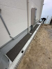 透水性コンクリートの燻銀は【ポーラスコンクリート】オコシコン®︎が最も自然な選択肢（犬走りへの適用）
