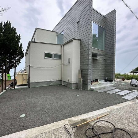 オワコン®︎ が泥団子を潰したような柔和な印象である一方 オコシコン®︎ はゴツゴツと荒々しく粗野な見た目