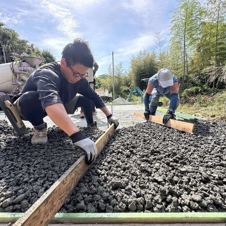 防草シートを突き破る雑草で荒れ果てたお庭がバスケットコートとして蘇るまで（前編）