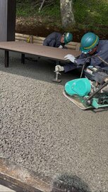 重機を使えば広い面積でもあっという間に完成しちゃう透水性コンクリートもオコシコン®︎