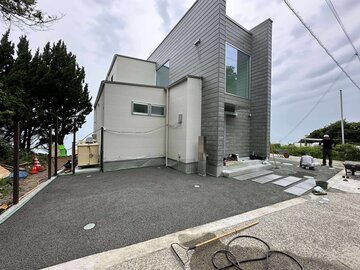 オワコン®︎ が泥団子を潰したような柔和な印象である一方 オコシコン®︎ はゴツゴツと荒々しく粗野な見た目
