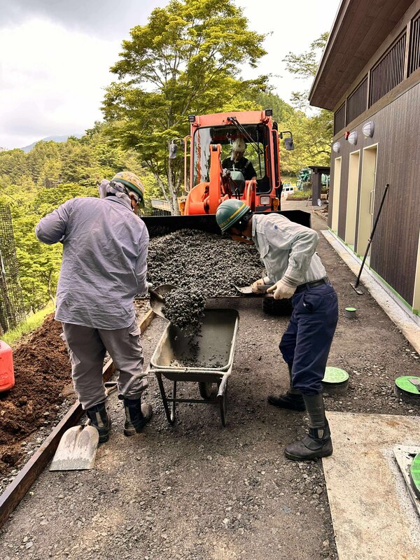 山梨県忍野村の展望台(公共事業)舗装にご採用いただきました。雨の日でも雨の後でも足元スッキリ快適