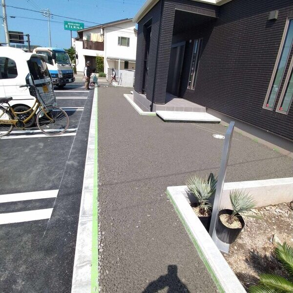 見た目はゴツゴツと荒々しく粗野なのに都会的なコンクリートは水をがぶ飲みする透水性もウリ
