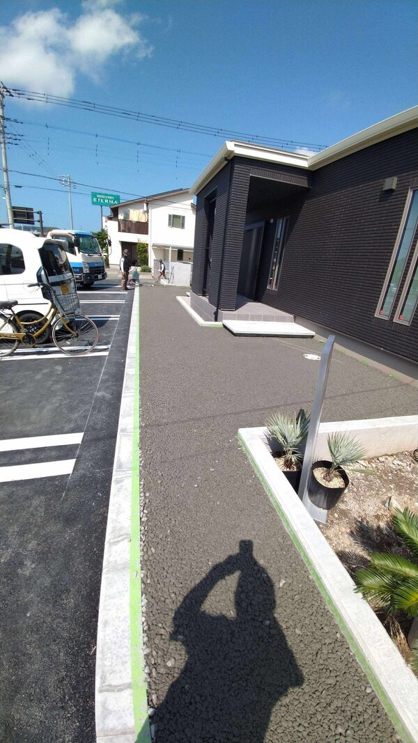 見た目はゴツゴツと荒々しく粗野なのに都会的なコンクリートは水をがぶ飲みする透水性もウリ