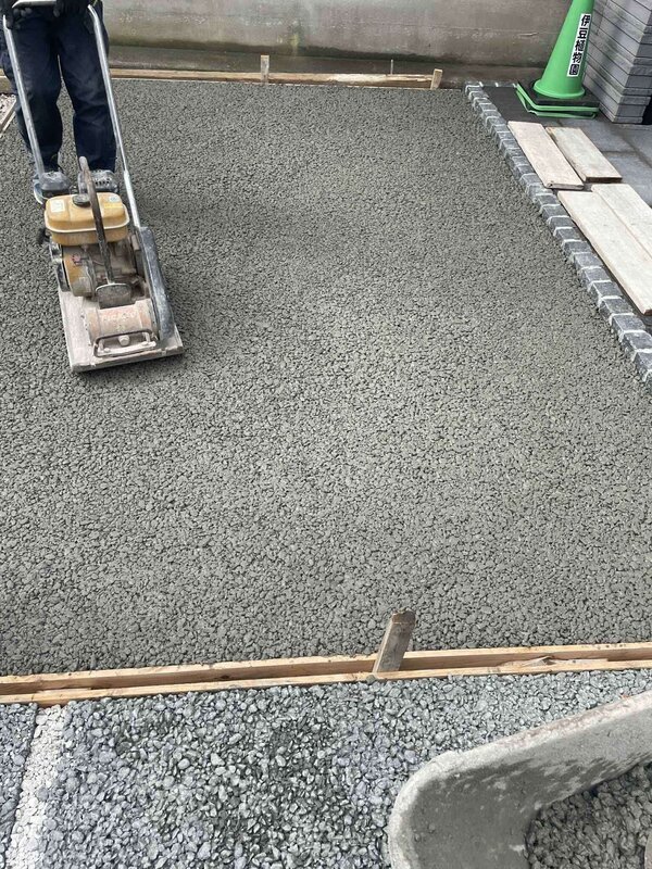 玄関先を オコシコン®︎ で真っ平らにして水はけ問題をクリアにしておくと快適な暮らしが始まります