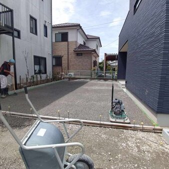 愛車をカスタムする駐車場は水勾配のない真っ平らがいいですよね？ 水をがぶ飲みするコンクリートの土間