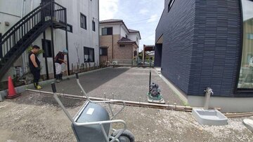 愛車をカスタムする駐車場は水勾配のない真っ平らがいいですよね？ 水をがぶ飲みするコンクリートの土間