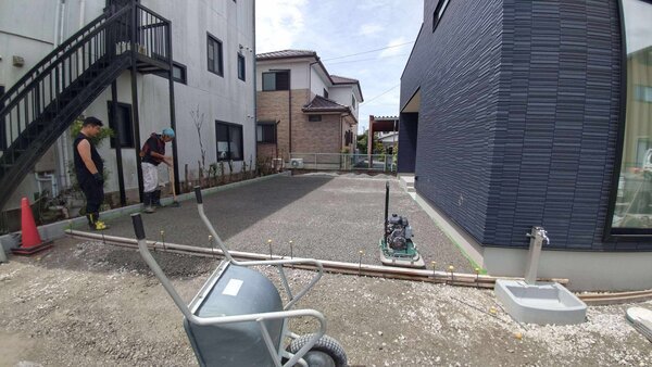 愛車をカスタムする駐車場は水勾配のない真っ平らがいいですよね? 水をがぶ飲みするコンクリートの土間