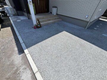 うっすら青みがかった水をがぶ飲みして快適な歩行を約束するポーラスコンクリート舗装