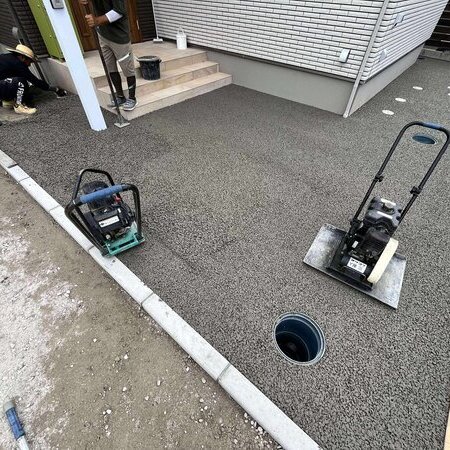 都市部の地面は裸だった。雨水は妨げられるこなく地下水系や樹木の根系に浸透していた。そんな時代を取り戻す
