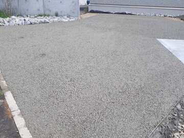 北海道でも水をがぶ飲みするクールな透水性コンクリートは【オコシコン】の駐車場も広がっています