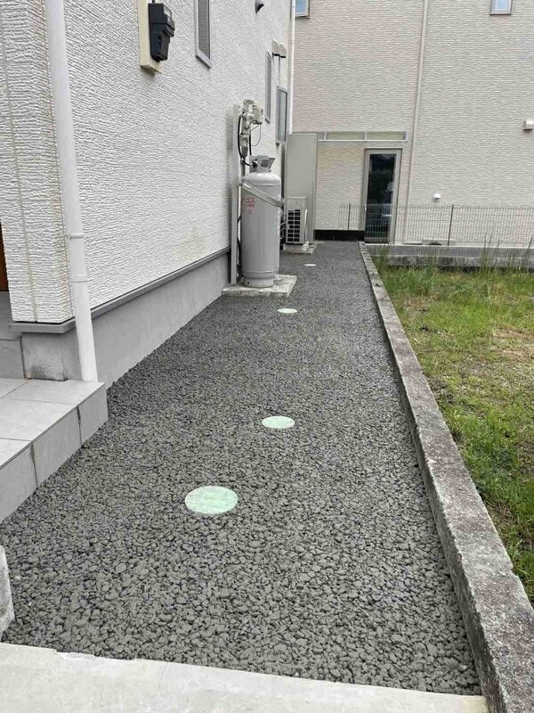 もう透水性コンクリートは全く特別な製品ではなくなりました。スッキリ快適な足元は オコシコン®︎