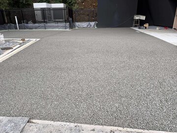 有名建築家の手がけた建物の外構舗装（駐車場）に採用されるも取り扱いは敷居の低い オコシコン®︎