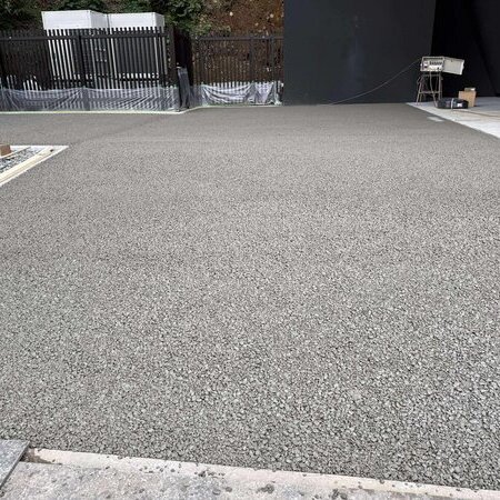 有名建築家の手がけた建物の外構舗装（駐車場）に採用されるも取り扱いは敷居の低い オコシコン®︎