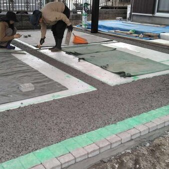 ゴツゴツと荒々しい仕上げ材料としてのコンクリートは透水性 オコシコン®︎ が選ばれてます