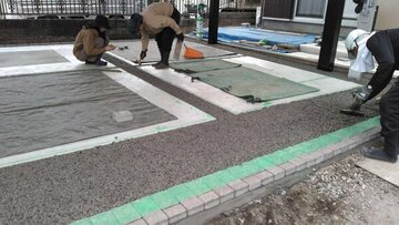 ゴツゴツと荒々しい仕上げ材料としてのコンクリートは透水性 オコシコン®︎ が選ばれてます