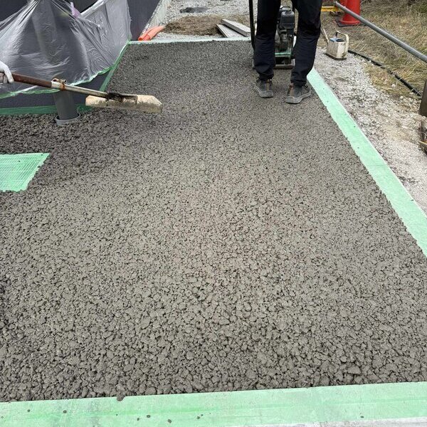 ポーラスコンクリート【オコシコン】は建築外構の分野で見た目の印象と透水性能が評価されています