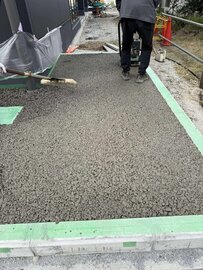 ポーラスコンクリート【オコシコン】は建築外構の分野で見た目の印象と透水性能が評価されています