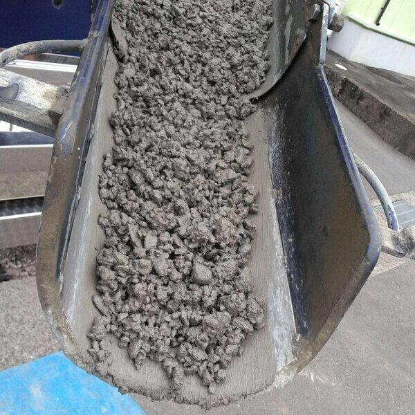 そこだけ水たまって欲しくないんだよね的な箇所にオコシコンを採用する。土間コンとのコントラストも素敵