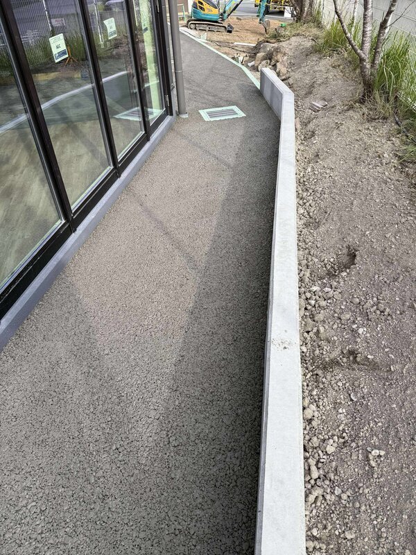 狭い通路や建物周りでも勾配を考えないで見栄えもするコンクリート舗装