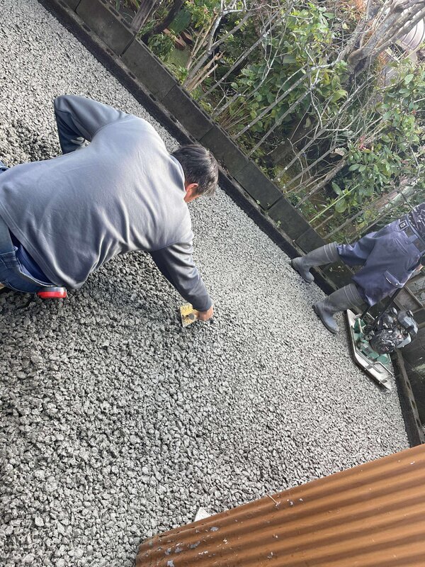 建物裏手の山を背負ったジメジメ空間。アスファルトやオコシコン、オワコンで舗装しておくとスッキリ快適