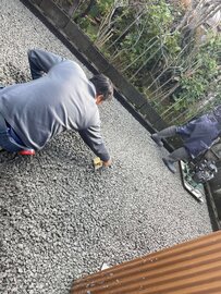 建物裏手の山を背負ったジメジメ空間。アスファルトやオコシコン、オワコンで舗装しておくとスッキリ快適