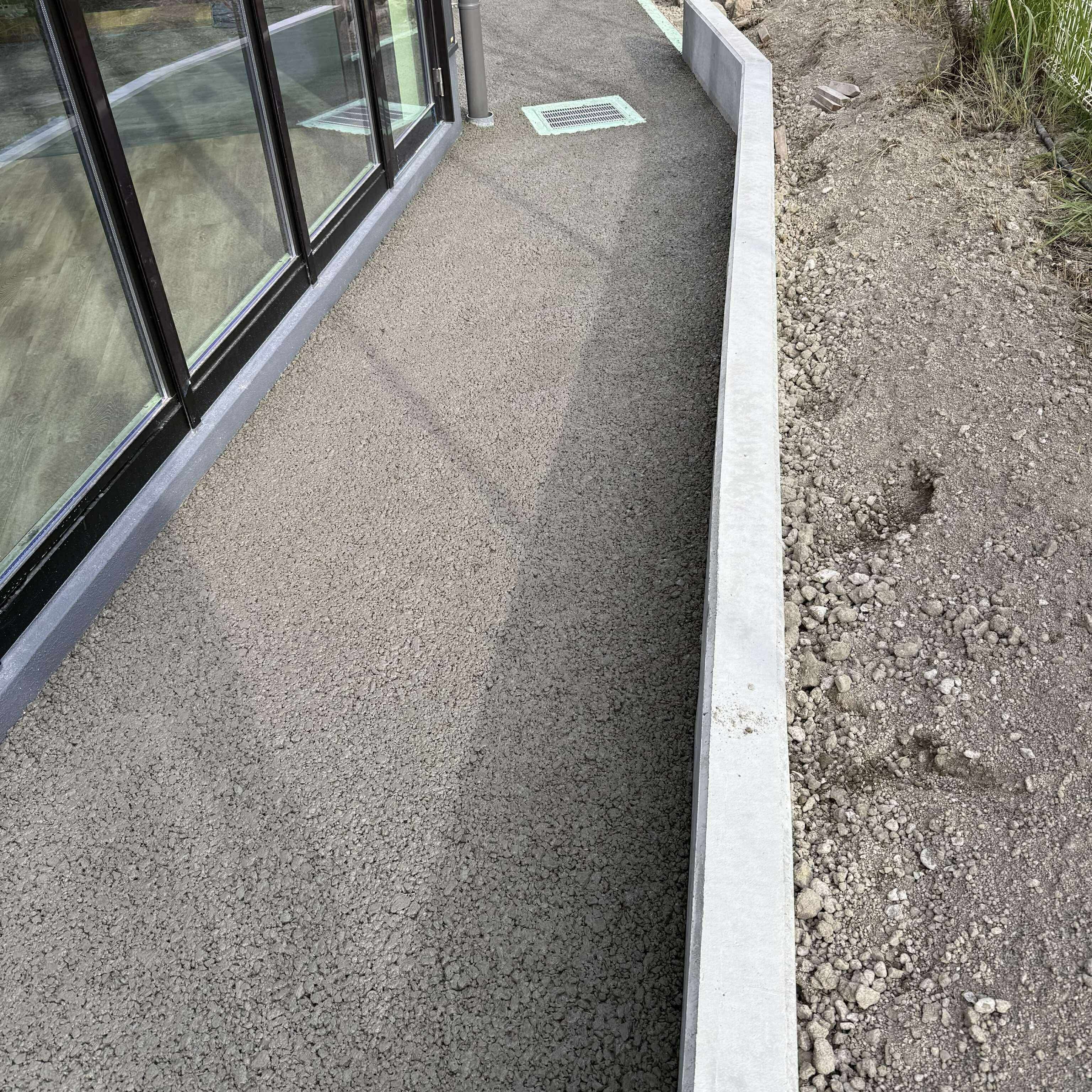狭い通路や建物周りでも勾配を考えないで見栄えもするコンクリート舗装