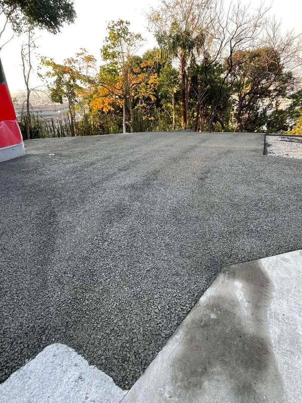 ポーラスコンクリート舗装（草分けは「パーミアコン」）の系譜をくむ透水性コンクリート