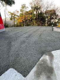 ポーラスコンクリート舗装（草分けは「パーミアコン」）の系譜をくむ透水性コンクリート