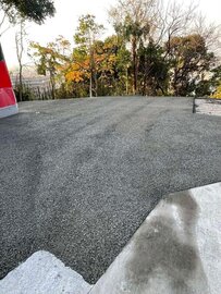 ポーラスコンクリート舗装（草分けは「パーミアコン」）の系譜をくむ透水性コンクリート