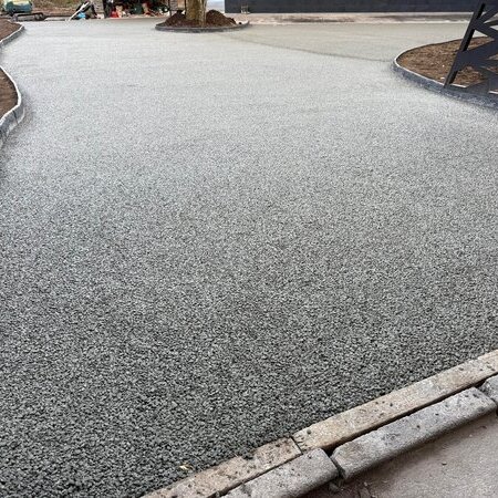 斜め（水勾配）の舗装と真っ平なオコシコン®︎ 同じお値段ならあなたはどちらを選びますか